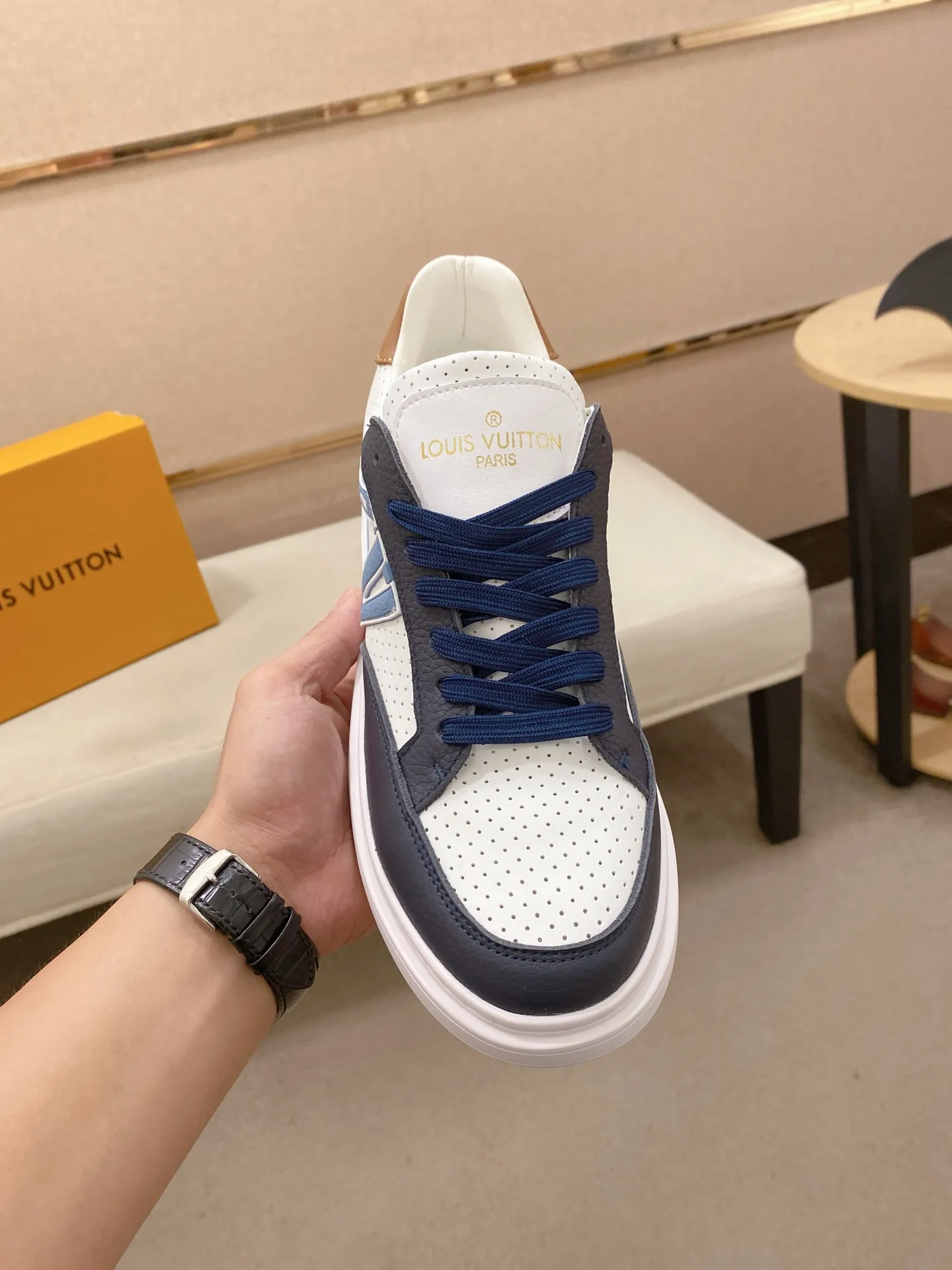 Men's shoes 💰: 420💰🎉🎉LV~Louis Vuitton trendy men's shoes New shipments Latest matching The same style as the official website Super high quality Hot sales of the season [strong] [strong] [strong] Selected first-layer cowhide, comfortable cowhide lining, original last, comfortable on the foot, wear-resistant rubber outsole Size number: 38-44.